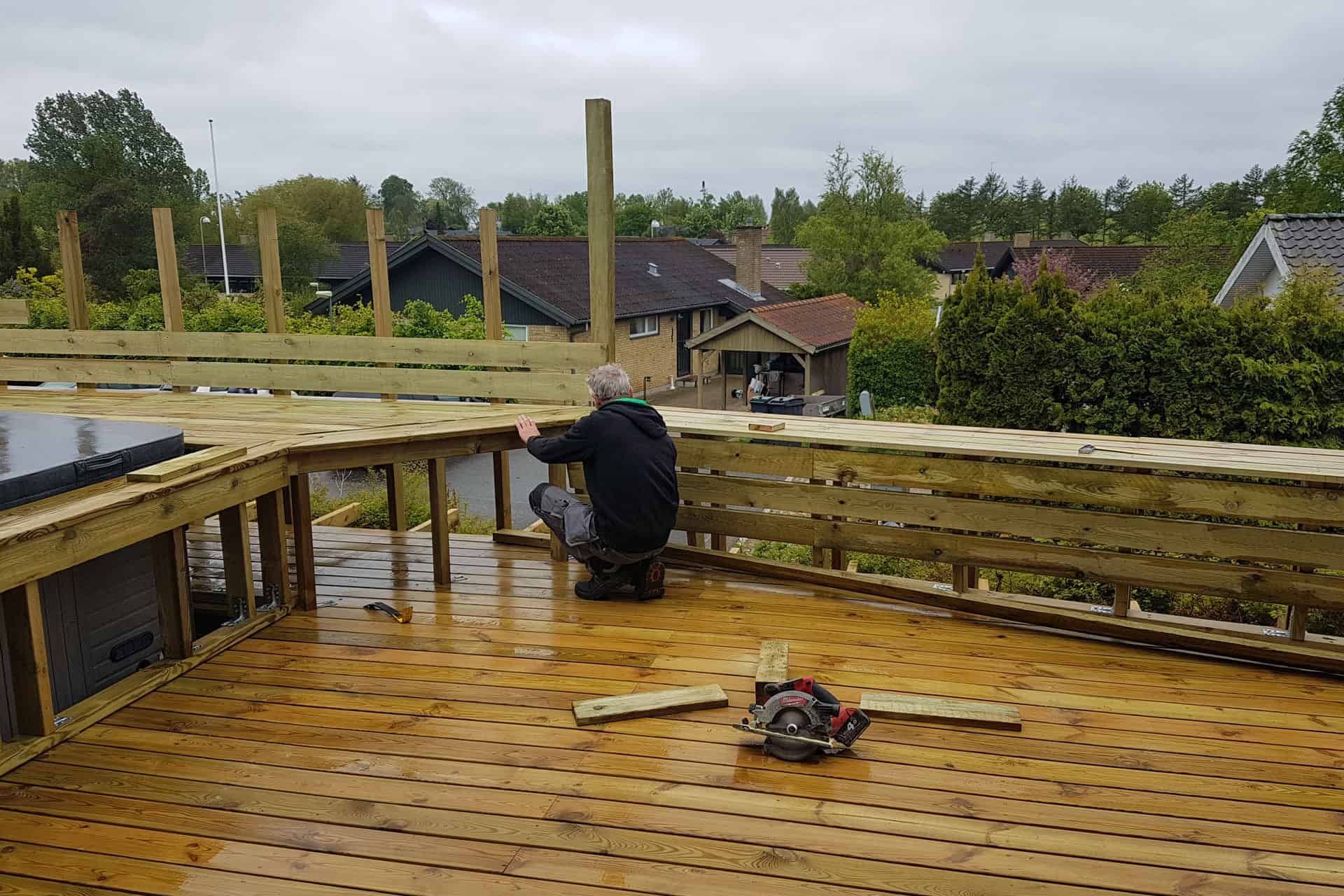 How to build a deck - wooden deck